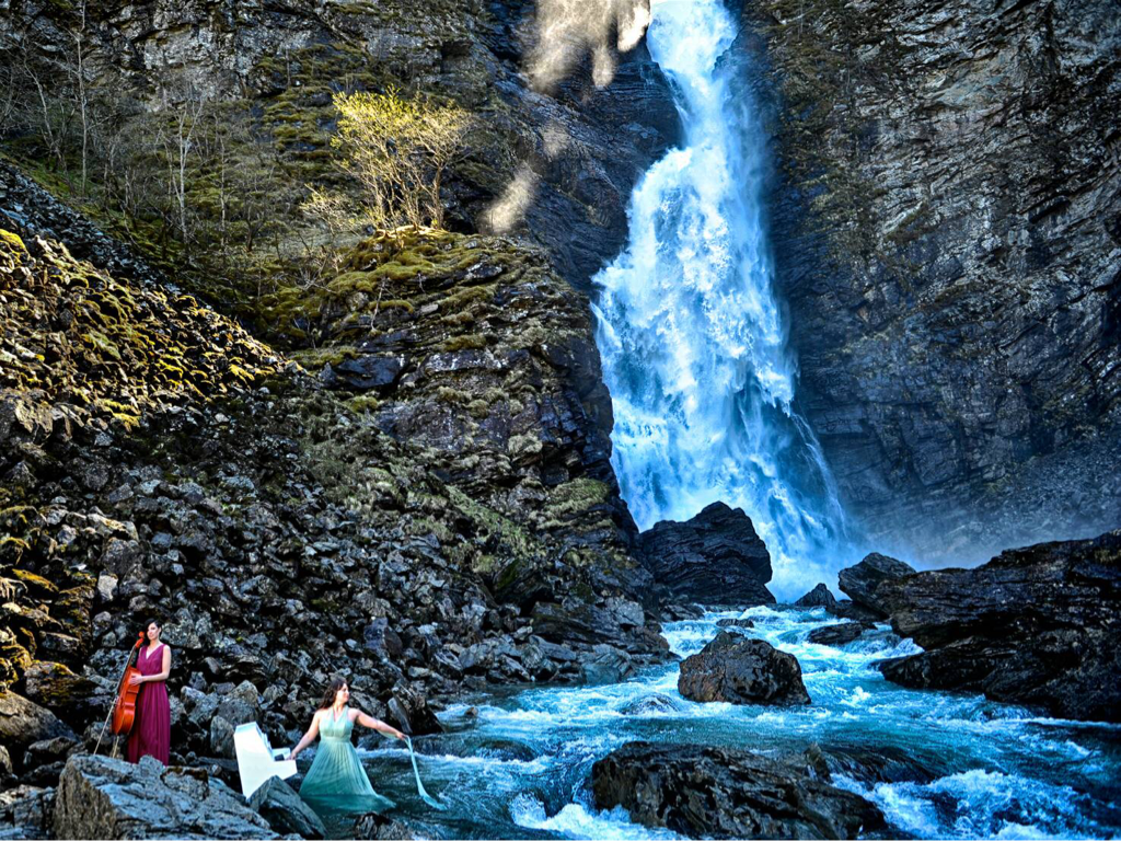 Picture piano waterfall piano in waterfall herr&fru filmatic folkfusion Norway nature music watermusic Vårflom 